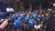 In piazza nonostante i divieti. ancora scontri tra i pro Pal e polizia
