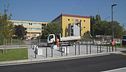Il sacerdote fa la benedizione alla scuola e si tappano le orecchie
