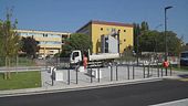 Il sacerdote fa la benedizione alla scuola e si tappano le orecchie