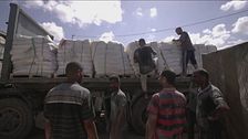 A Gaza è l'ora degli aiuti, ritornano i camion carichi di viveri