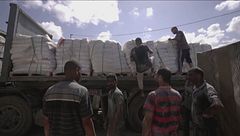 A Gaza è l'ora degli aiuti, ritornano i camion carichi di viveri