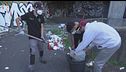 Guanti, spugne, sacchi, scope, quattro giovani si mettono a pulire Roma