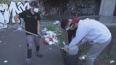 Guanti, spugne, sacchi, scope, quattro giovani si mettono a pulire Roma