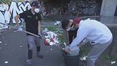 Guanti, spugne, sacchi, scope, quattro giovani si mettono a pulire Roma