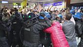 Corteo Gkn a Firenze, gli antagonisti all'assalto della Polizia