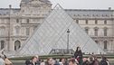 Furto di gioielli al Louvre, caccia alla banda dei finti operai