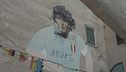 Turisti in festa ai Quartieri Spagnoli, telo rimosso dal murale di Maradona