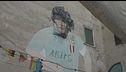 Turisti in festa ai Quartieri Spagnoli, telo rimosso dal murale di Maradona