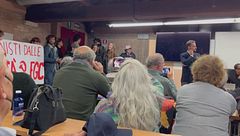 Dalla kefiah al bavaglio, a Venezia i pro Pal zittiscono il Dem Fiano