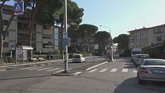 Disabile in carrozzella investito da un'auto, ma i vigili multano lui