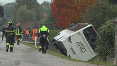 Pullman con cinquanta studenti si scontra con un'auto