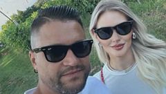 Si toglie il braccialetto elettronico e la uccide a coltellate