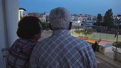 Lei è disabile e lui è malato oncologico, in ostaggio di una baby gang