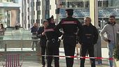Accoltellata in pieno centro, è grave, è caccia all'aggressore