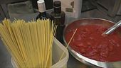 Orecchiette alle cime di rape, gli spaghetti all'assassina, ciceri e tria