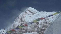 Un ciclone e la valanga, la strage degli alpinisti in Nepal