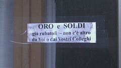Avvisi ai ladri, "L'oro e soldi già rubati, non c'è altro grazie ai vostri colleghi"