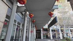 Stelle di Natale e lanterne rosse, a Reggio Emilia bufera sugli addobbi