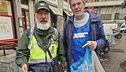 A Milano in corso Buenos Aires i volontari fanno il lavoro del Comune