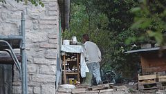 Via i tre figli della coppia che vive nei boschi del chietino senza luce e acqua