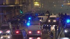 Bombe carta, le barricate, gli idranti, il venerdì di guerriglia pro-Pal a Bologna