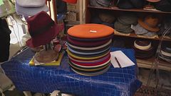 Dai cappelli da gondoliere ai tricorni di carnevale, l'ultima "baretera"