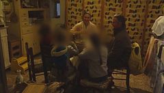 I bambini tolti alla famiglia, il padre rifiuta la casa, il suo avvocato lascia