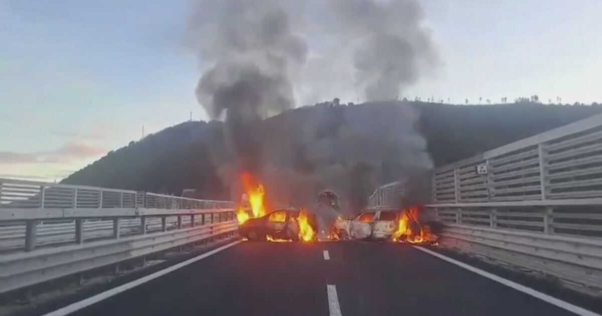 TG4: Spari, auto incendiate e chiodi sull'asfalto, l'inferno sull'A2 ...