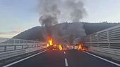 Spari, auto incendiate e chiodi sull'asfalto, l'inferno sull'A2