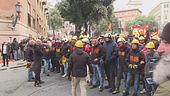 Metalmeccanici in piazza per l'ex Ilva, a Genova scontri con la Polizia