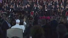 Papa Leone al concerto per i poveri in Vaticano con Bublé