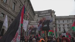 Dentro "Lady Machbeth", fuori orchestrali, bandiere pro Pal e i sindacati