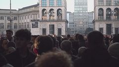 Sala in smoking nel loggione della Scala, la ressa e il panico in Piazza Duomo