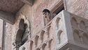 Assalto al balcone più famoso del mondo, quello di Romeo e Giulietta
