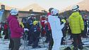 Pista chiusa per mancanza di neve, centinaia di sciatori in coda