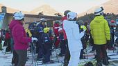 Pista chiusa per mancanza di neve, centinaia di sciatori in coda