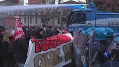 Dal "No Meloni day" agli assalti alla Polizia, ai domiciliari sei baby studenti