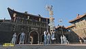 Le acrobate cinesi e il record delle sedie impilate