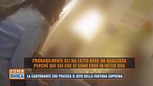 La cartomante che pratica il rito della fortuna suprema