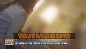 La cartomante che pratica il rito della fortuna suprema