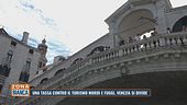 Una tassa contro il turismo mordi e fuggi, Venezia si divide