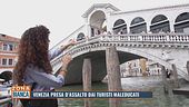 Venezia presa d'assalto da turisti maleducati