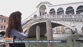 Venezia presa d'assalto da turisti maleducati