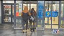 Accoltella la moglie salvata dai passanti