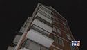 Si getta dal balcone, muore un passante