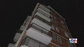 Si getta dal balcone, muore un passante