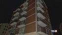 Si getta dal balcone, uccide una passante