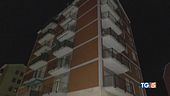 Si getta dal balcone, uccide una passante