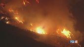 Le fiamme avanzano e la rabbia cresce
