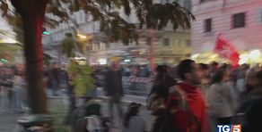 Il corteo pacifico diventa guerriglia